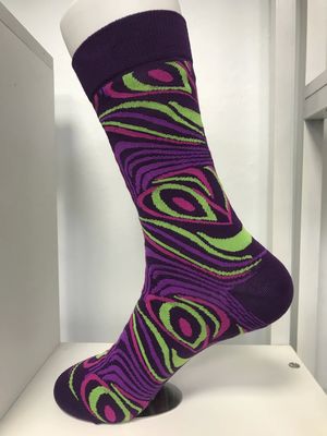 Temporada de primavera Impresión rojo púrpura Peinado de algodón poliéster calcetines de fibra de spandex para hombres