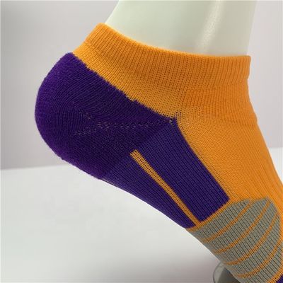Calcetines deportivos de tobillo regular unisex con diseño antideslizante y tecnología de secado rápido
