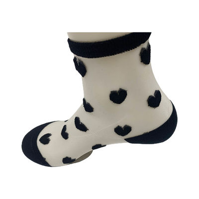 En verano es necesario tener calcetines de seda transparentes con cordones de corazón con la longitud del tobillo.