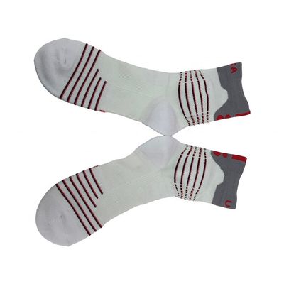Calcetines de belleza secos rápidos y transpirables para hombres Logotipo personalizado Estilo regular Calcetines de agarre atlético