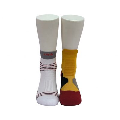 Calcetines de belleza secos rápidos y transpirables para hombres Logotipo personalizado Estilo regular Calcetines de agarre atlético