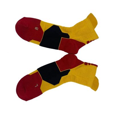 Calcetines de belleza secos rápidos y transpirables para hombres Logotipo personalizado Estilo regular Calcetines de agarre atlético