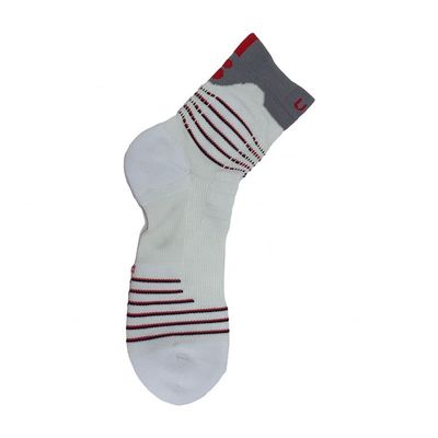 Calcetines de belleza secos rápidos y transpirables para hombres Logotipo personalizado Estilo regular Calcetines de agarre atlético