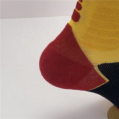 Calcetines de belleza secos rápidos y transpirables para hombres Logotipo personalizado Estilo regular Calcetines de agarre atlético