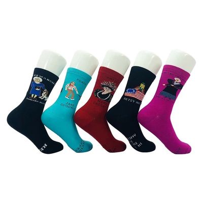 Calcetines de moda para mujeres con colorido impresión de perrito en algodón peinado