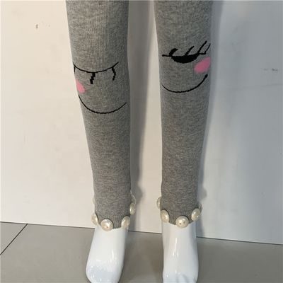 Calcetines de bebé rosas de punto con decoración de gemas y método de tejido térmico