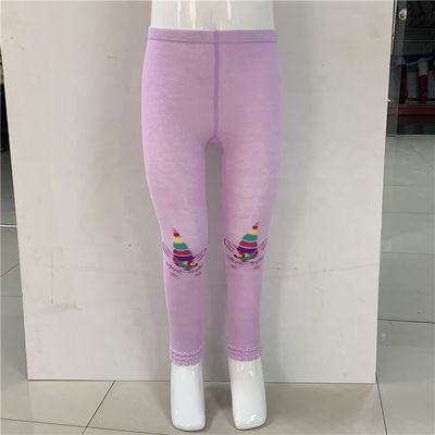 Calcetines de bebé rosas de punto con decoración de gemas y método de tejido térmico