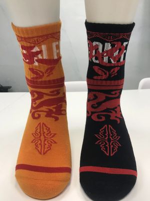 Calcetines deportivos de lujo de color naranja de estilo regular para una comodidad estirante y fútbol antiderrapante