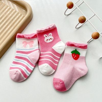 Calcetines infantiles de invierno con diseño de conejo de fresa de dibujos animados y tejido seco rápido