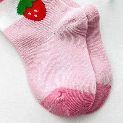 Calcetines infantiles de invierno con diseño de conejo de fresa de dibujos animados y tejido seco rápido