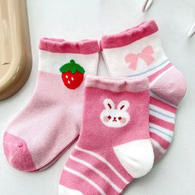 Calcetines infantiles de invierno con diseño de conejo de fresa de dibujos animados y tejido seco rápido
