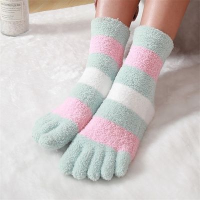 Anti-deslizante de las damas de coral lana de cinco dedos de invierno grueso acogedor rayado de cinco dedos de los pies calcetines diarios