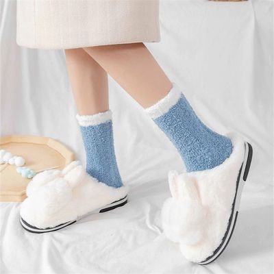Diseño personalizado Calcetines de suelo de lana de coral caliente para mujeres No abrasivo y sostenible