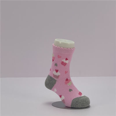 Los calcetines de Navidad más vendidos de primavera para recién nacidos con una linda impresión de pastel y tela cálida