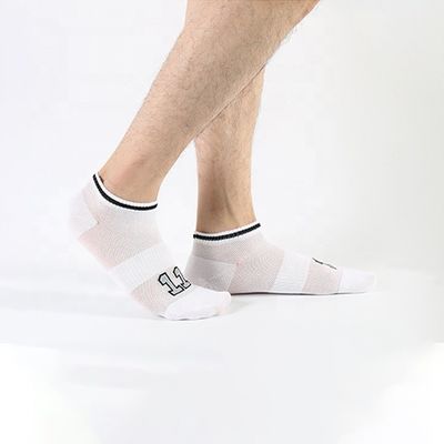 Logotipo personalizado Calcetines de tobillo atlético masculino sin resbalones en algodón fino blanco negro para el verano