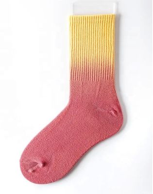 Inventario de calcetines acogedores gigantes con gradiente rojo púrpura para mujeres en días de verano
