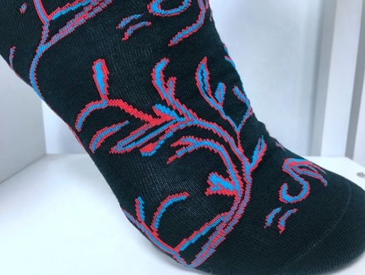Calcetines largos para hombres hechos de 5% de contenido de material espandéx y con diseño colorido