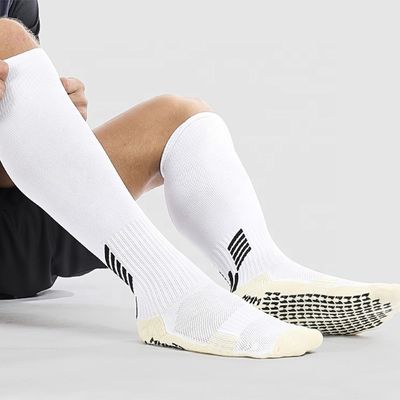 Calcetines de compresión de agarre de poliéster de estilo regular para hombres para el fútbol largo
