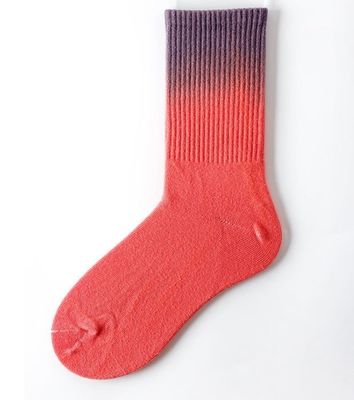 75% de tejido de algodón Mediano de la pantorrilla de la tripulación de la corbata calcetines de colorante para el unisexo en 39-42 EU tamaño