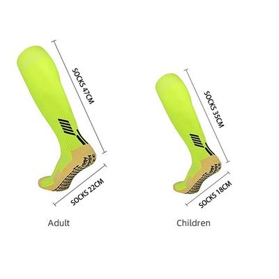 Función antideslizante Calcetines de fútbol para niños con material grueso y rayas altas de rodilla