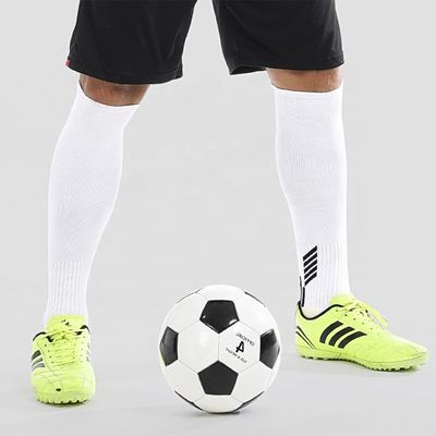 Polyamida de tejido de moda calcetines deportivos de fútbol masculino para los requisitos del cliente
