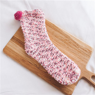 Calcetines de belleza antideslizantes Dormir en invierno Calor peluda peluda de coral colorido punto de bola para mujeres