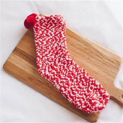Calcetín de Navidad suave respirable de moda de invierno de coral de lana con múltiples colores Dot Pom Pom