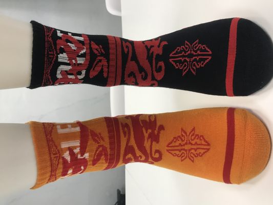 Calcetines deportivos de algodón transpirable con estampado multicolor con estilo regular y almohadilla