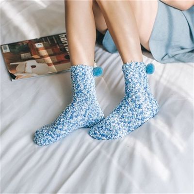 Calcetín de Navidad suave respirable de moda de invierno de coral de lana con múltiples colores Dot Pom Pom