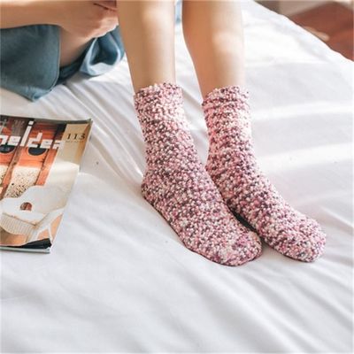 Calcetín de Navidad suave respirable de moda de invierno de coral de lana con múltiples colores Dot Pom Pom