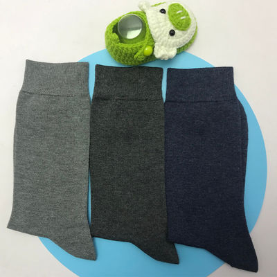 Calcetines personalizados para hombres de fibra de bambú sostenible y diseño cómodo