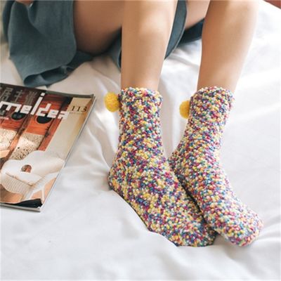 Calcetines de invierno de longitud del tobillo con opciones multicolores y lana de coral transpirable