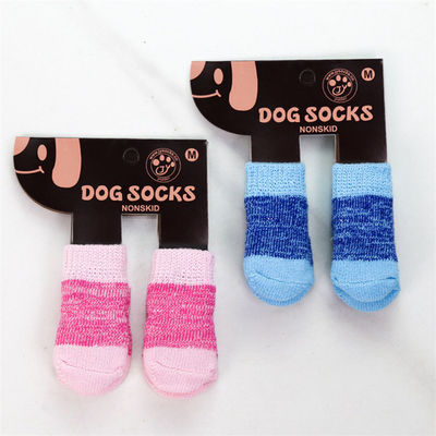 Manténgase a la moda y cómodo con estos calcetines rosa / azul para perros de invierno