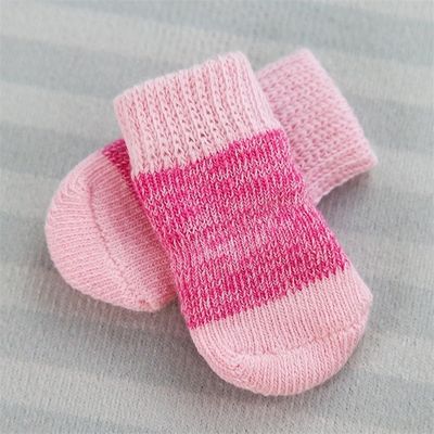 Manténgase a la moda y cómodo con estos calcetines rosa / azul para perros de invierno