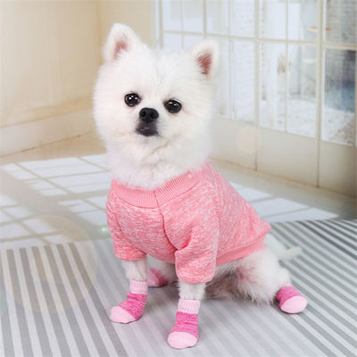 Manténgase a la moda y cómodo con estos calcetines rosa / azul para perros de invierno