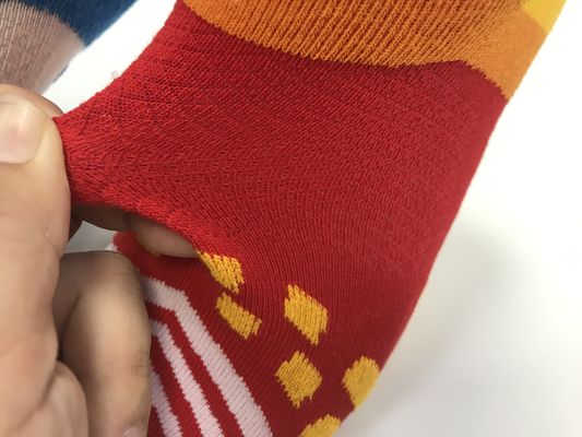 Calcetines deportivos de algodón para hombres con impresión multicolor y otros métodos de impresión
