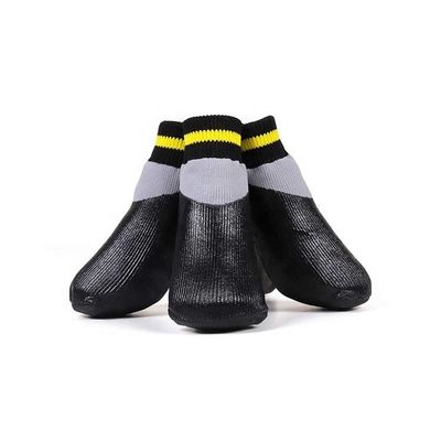 Calcetines herméticos gruesos para perros mantienen secas las patas de su mascota mientras juega al aire libre