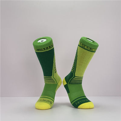 Anti-deslizante transpirable sudor Wicking letra patrón calcetines deportivos largos para 39-41 tamaño
