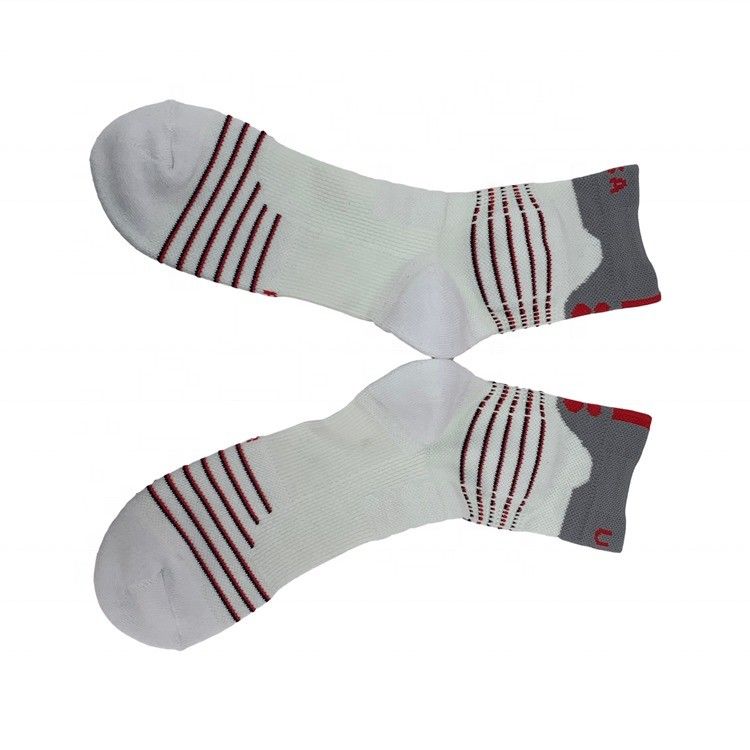 Calcetines de belleza secos rápidos y transpirables para hombres Logotipo personalizado Estilo regular Calcetines de agarre atlético