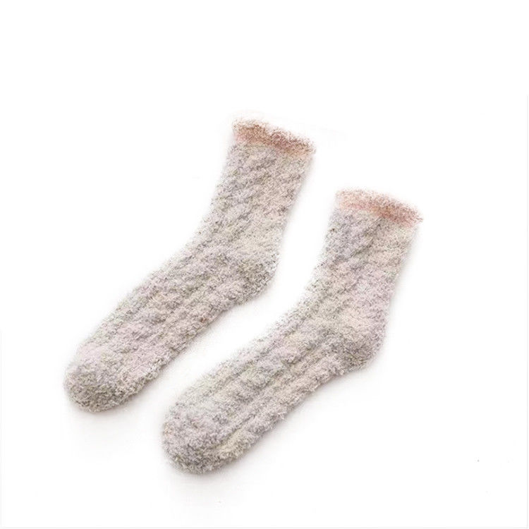 Diseño personalizado Calcetines de suelo de lana de coral caliente para mujeres No abrasivo y sostenible