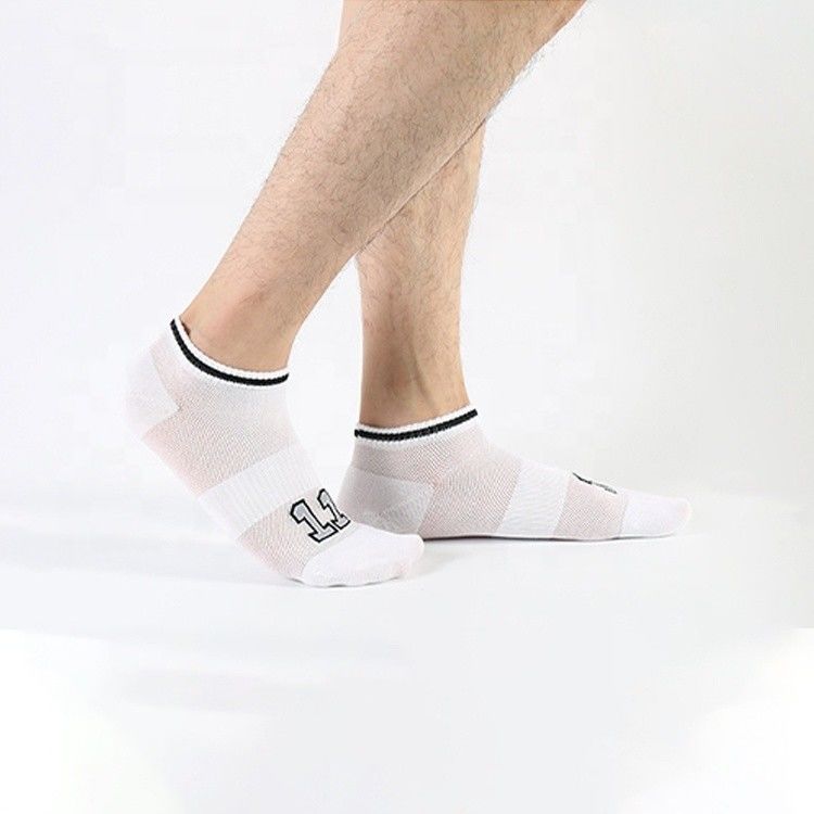 Logotipo personalizado Calcetines de tobillo atlético masculino sin resbalones en algodón fino blanco negro para el verano