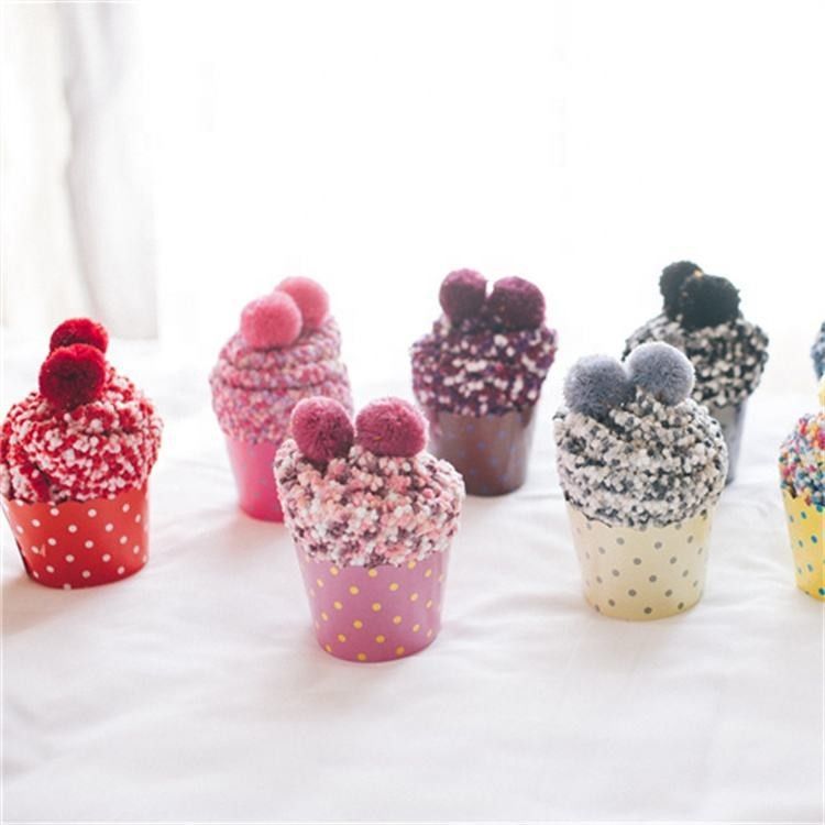Calcetín de Navidad suave respirable de moda de invierno de coral de lana con múltiples colores Dot Pom Pom