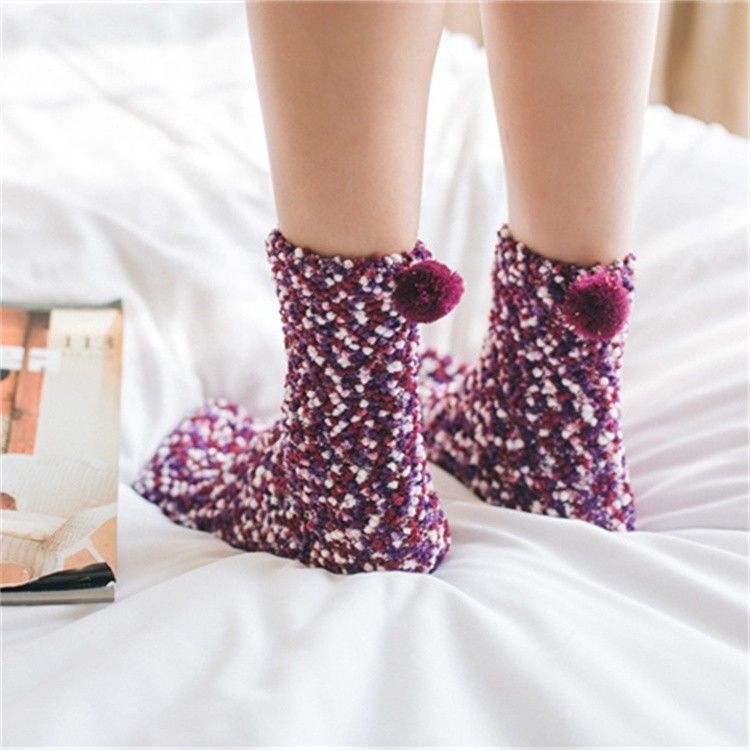 Calcetines de invierno de longitud del tobillo con opciones multicolores y lana de coral transpirable