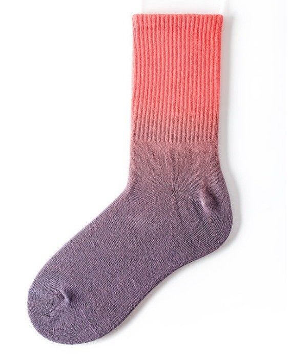 Hermosos calcetines deportivos de algodón para mujeres y hombres en estilo regular verano
