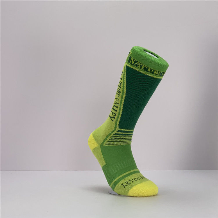 Anti-deslizante transpirable sudor Wicking letra patrón calcetines deportivos largos para 39-41 tamaño